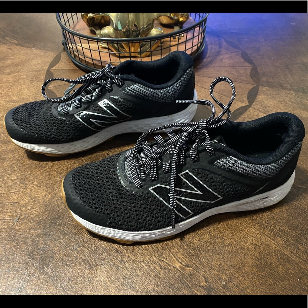 EUC New Balance Sneakers Sz 6